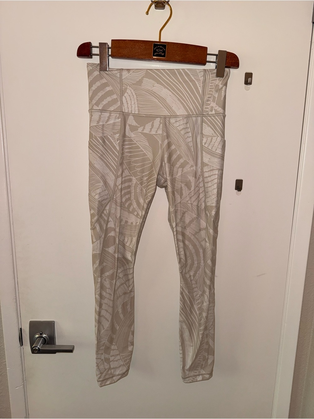 Athleta neutral print capri leggings (s)